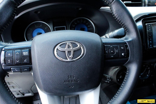 Imagen 21 de 25 de Toyota Hilux 2.8 Srv