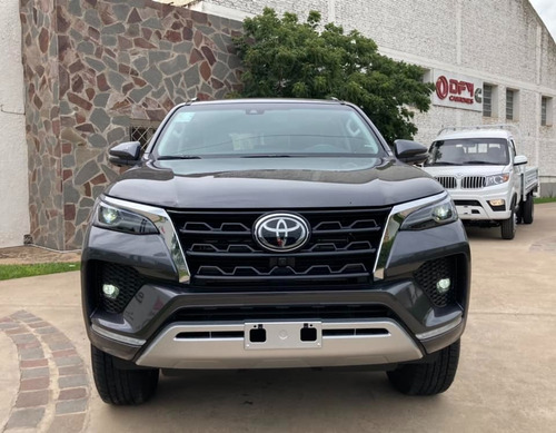 Imagen 2 de 19 de Toyota Sw4 2.8 Tdi 6 A/t 7 Asientos Srx 4x4 0km My2023