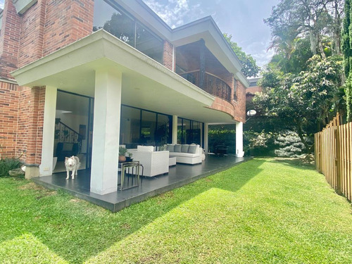 Casa En Venta En Envigado, Sector Loma De Los Benedictinos.