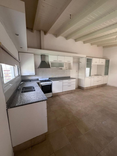 En Venta! Casa Centrica De 3 Dormitorios + Casas De 1 Dormitorio + Cochera 3 Autos! Inmejorable Ubicación