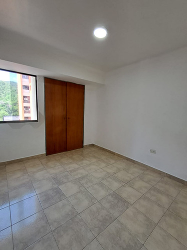Mc Se Alquila Apto Sin Amoblar Urb. La Trigaleña Alta