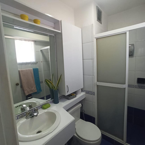 Imagen 8 de 12 de Comodo Apartamento Para Alquiler Vacacional Lecheria Frente A Playa Lido R. Mar De Leva