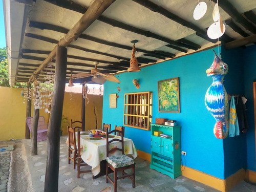 Excelente Casa Tipo Colonial En Los Robles, Con Potencial Para Posada