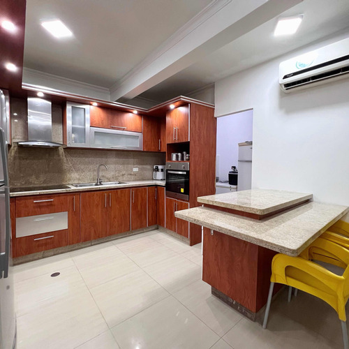 Amplio Townhouse De 3 Niveles En Residencias La Romanza