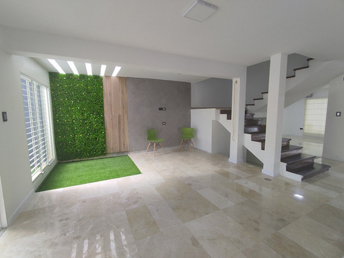 Lm Vende Casa En La Urb. La Trigaleña, Valencia.