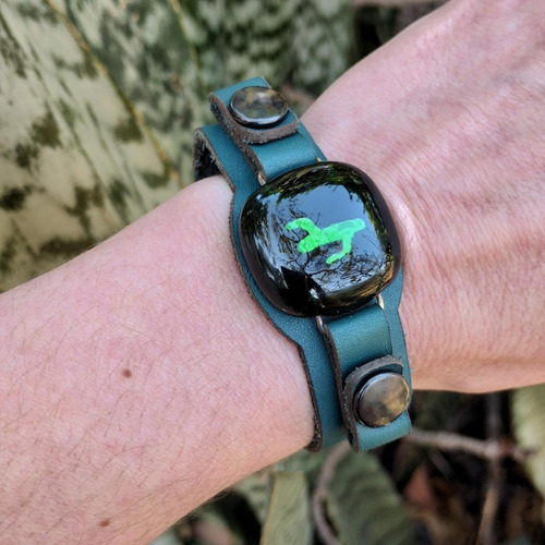 Pulsera Cactus De Cuero Y Vidrio Pintado A Mano Color Verde Oscuro Diámetro 7 Cm Largo 19 Cm