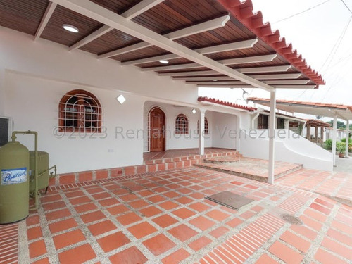 Marielena Zambrano Rentahouse Ofrece Hermosa Casa En Alquiler, Ubicada En La Urbanización Villas Del Este, Cercano Al Centro Comercial Las Trinitarias De Barquisimeto. Flex: 23-30937. #mzr