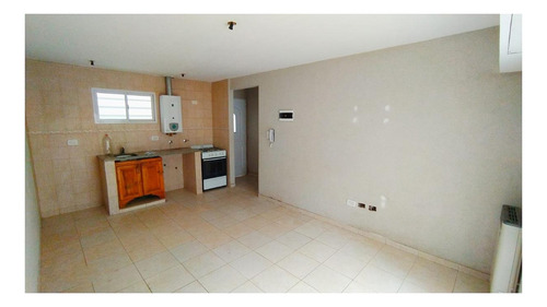 Imagen 3 de 6 de Ph En Venta - 1 Dormitorio 1 Baño 35mts2 - Berisso