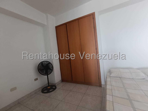Apartamento En Venta Urb Andres Bello, Las Delicias, Maracay 25-16098 Jecg