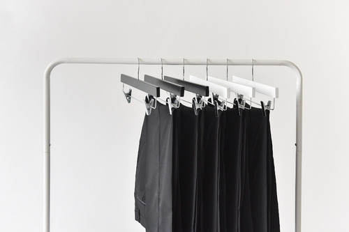Imagen 4 de 5 de Pack De 50 Perchas De Madera Negra Rectas Con Broches