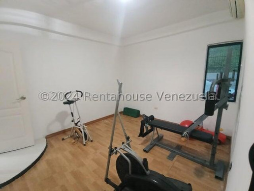 Hermosa Casa Con Estilo Moderno, De Dos Niveles, Cuenta Con Hall De Entrada, Sala De Estar, Tres Dormitorios Con Baños Y Vestier , Una Habitación Solo Con Baños, Un Medio Baños, Family Room