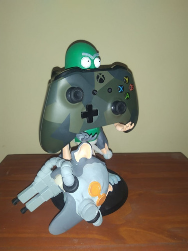 Soporte Joystick Y Celular De Rick Pepinillo De Rick Y Morty