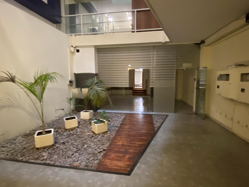 Importante Edificio Para Entrar Sobre Peatonal Sarandi