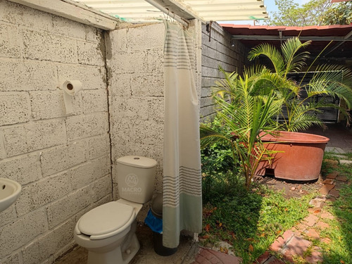 Casa En Venta En Col. Iztaccihuatl De Dos Niveles Con Jardín.