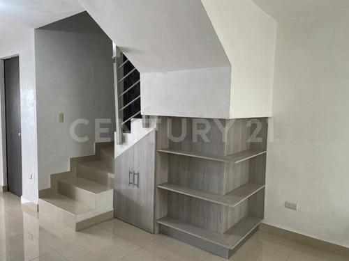 Casa En Renta De 3 Niveles En Esquina, Valle La Rioja, Apodaca, Nuevo León