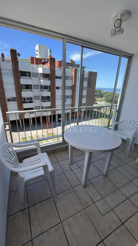 Alquiler Y Venta - Apartamento De 3 Dormitorios Y Garage En Edificio Frente Al Mar