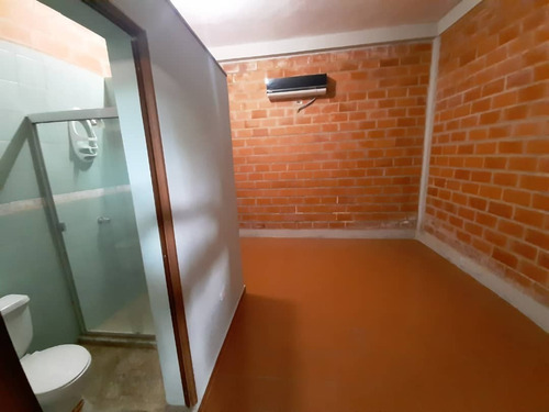 Imagen 16 de 19 de Frances Mijares Vende Edificio Comercial En La Candelaria 146616 04144990395