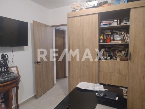 Casa En Venta En Condominio Con 3 Habitaciones Y Una En Pb, Tiene Jardín Y Amenidades En San Isidro Juriquilla