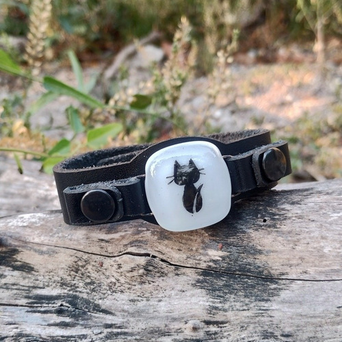Imagen 3 de 5 de Pulsera Gato Cuero Y Vidrio Pintado A Mano