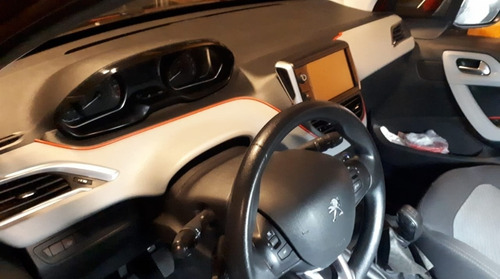 Imagen 12 de 16 de Peugeot 208 2016 1.5 Allure Touchscreen