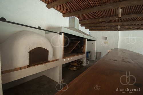 Imagen 5 de 30 de Casa En Playa Mansa, 4 Dormitorios, Barbacoa, Piscina- Ref: 43300
