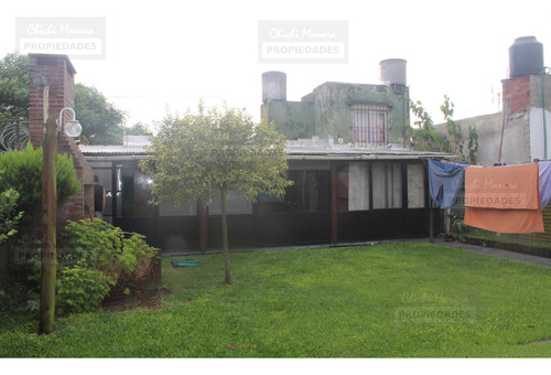 Casa De 2 Dormitorios, 2 Baños, Con Garage, Pileta De Natación Y Parrilla