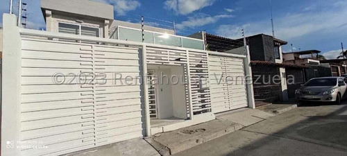  Arnaldo  López Vende  Bella Casa Moderna En  Los Cardones,  Barquisimeto  Lara, Venezuela. 5 Dormitorios  5 Baños  350 M² 