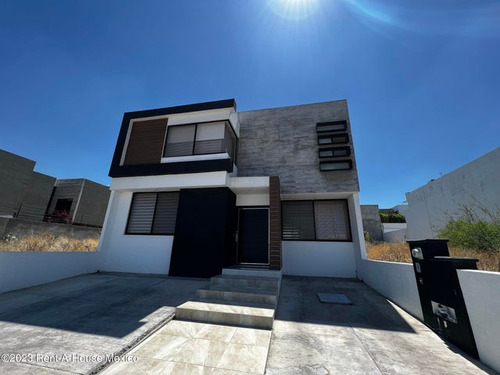 Casa En Venta Con Jardín Interior En Cumbres Del Lago Juriquilla