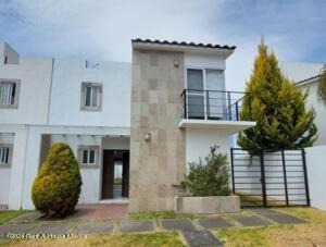 Casa En Venta En Llano Grande Metepec Gis 24-3715