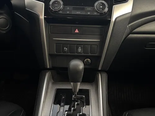 Mitsubishi L200 2.4 LIMITED DIESEL AUTO