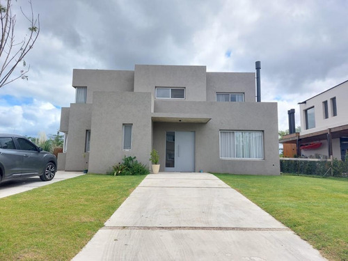 Casa En Venta 3 Dorm. En El Barrio Barbarita