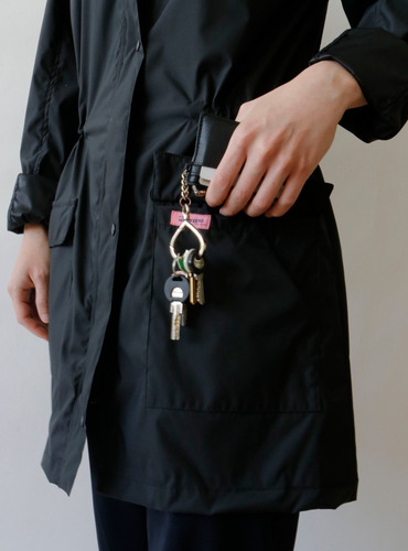 Chamarra Negra De Mujer Con Cubrebocas Y Backpack