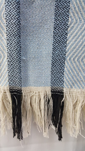 Imagen 5 de 5 de Poncho Artesanal Rombos Azul Claro