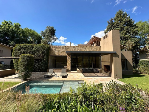 Casa Con Elegante Diseño Arquitectónico, Lago Y Huertas Frutales