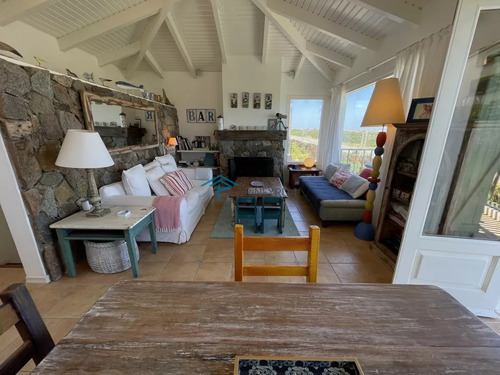 Venta De Casa Amplia De Construcción Sólida Sobre Primera Fila De Mar En La Juanita, José Ignacio