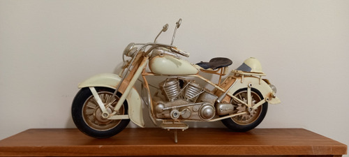 Imagem 2 de 4 de Miniatura De Motocicleta Em Metal Branca