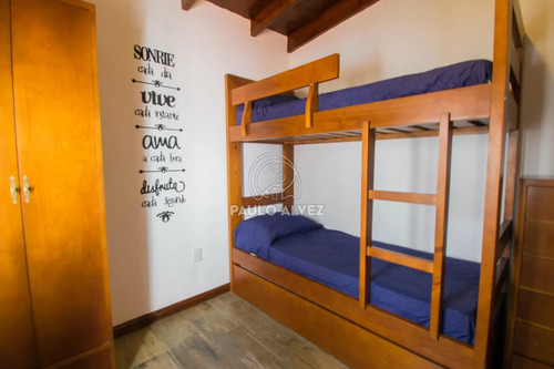 Casa En Alquiler Temporal En Piriápolis. Cómodos Dormitorios, Living, Comedor. Predio Cercado Con Piscina Climatizada Cubierta. A 50 Metros Del Mar