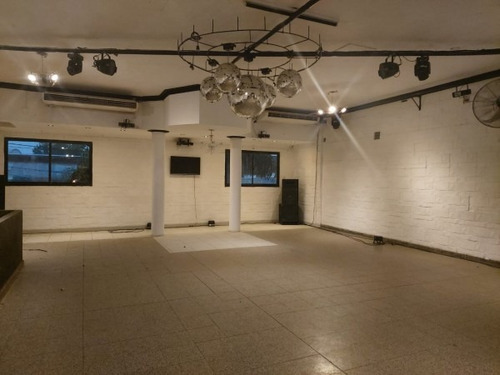 Imagen 3 de 4 de Salón Comercial A Metros De Av. Aristóbulo Del Valle
