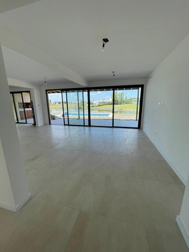 Casa De 2 Pisos Apto Credito - En San Sebastián Salida A La Laguna Area - Dueño Directo Sin Comision