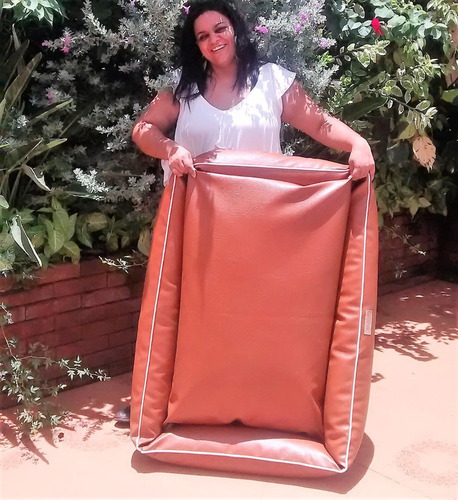 Imagem 1 de 3 de Cama Couro Cachorro Durável Grande Xg 70x110cm Toda Couro Sint. Brescia