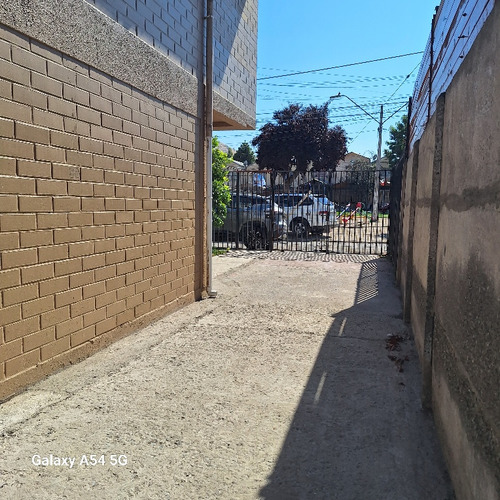 Se Vende Cómoda Casa 2 Pisos/3d/1b/ Amplio Patio Y 3 Est.