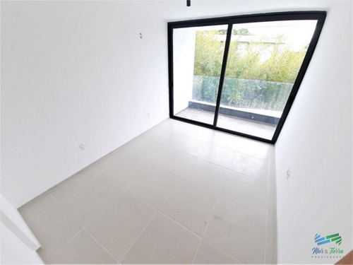 Vendo Hermoso Apartamento 1 Dormitorio En Playa Mansa, Punta Del Este- Ref: 3317