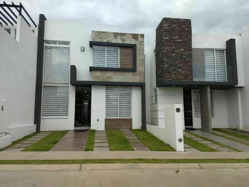 En Juriquilla San Isidro, 3 Recamaras, Una En Pb, 3 Baños Completos, Estudio