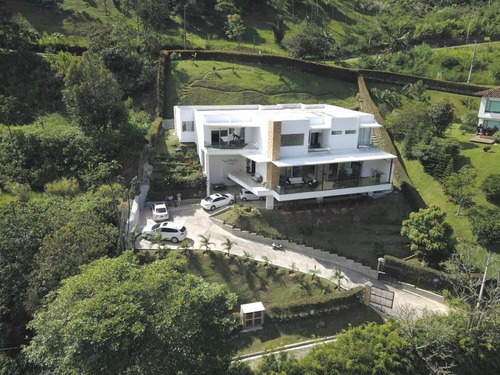 Se Vende Hermosa Casa En Las Palmas Parte Baja En Unidad
