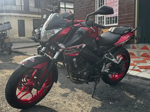 Hermosa Motocicleta Con Varios Extras Funcionales