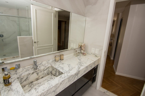 Venta De Piso En Barrio Norte En La Exclusiva Zona De La Isla. 7 Ambientes 4 Dormitorios En Suite