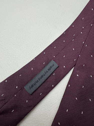 Corbata John Varvatos, Color Vino Con Vivos Blancos Bordó Lisa 1.5 M (Usado)