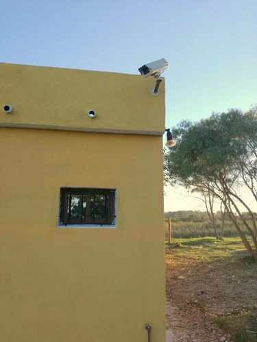 Venta. Bien Ubicada,2 Dorm. Gran Terreno,segura,dos Frentes.