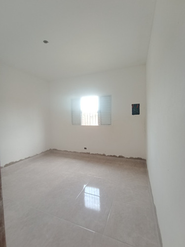 Casa 2 Dormitórios Em Bairro Residencial, Próximo A Comércios, Escolas, Transportes E Muito Mais!