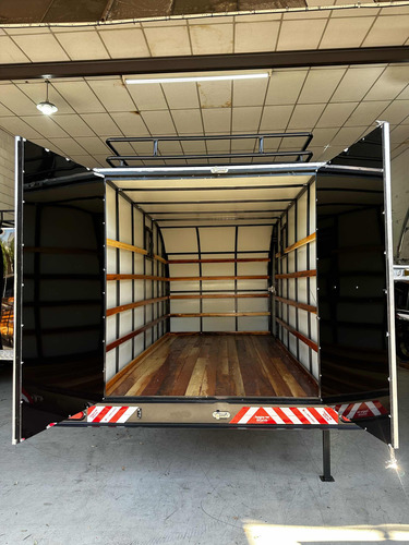 Carreta Bau Em Acm / Porta Lateral Janela Bagageiro E Caixa
